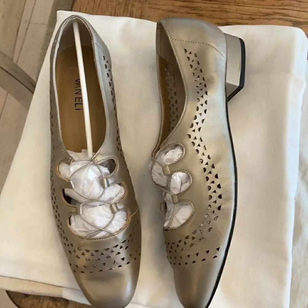 VANELI PEARLY OPAL TAN FLATS.  NEW
